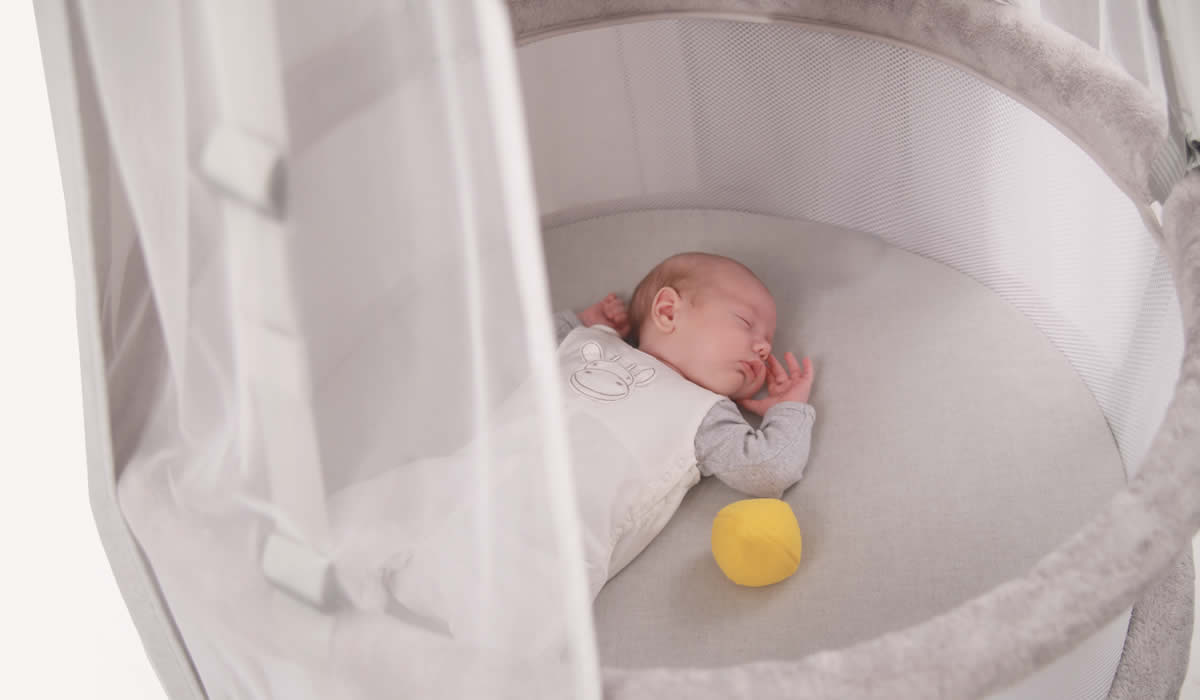 Baby schläft tief in der Memola babywiege